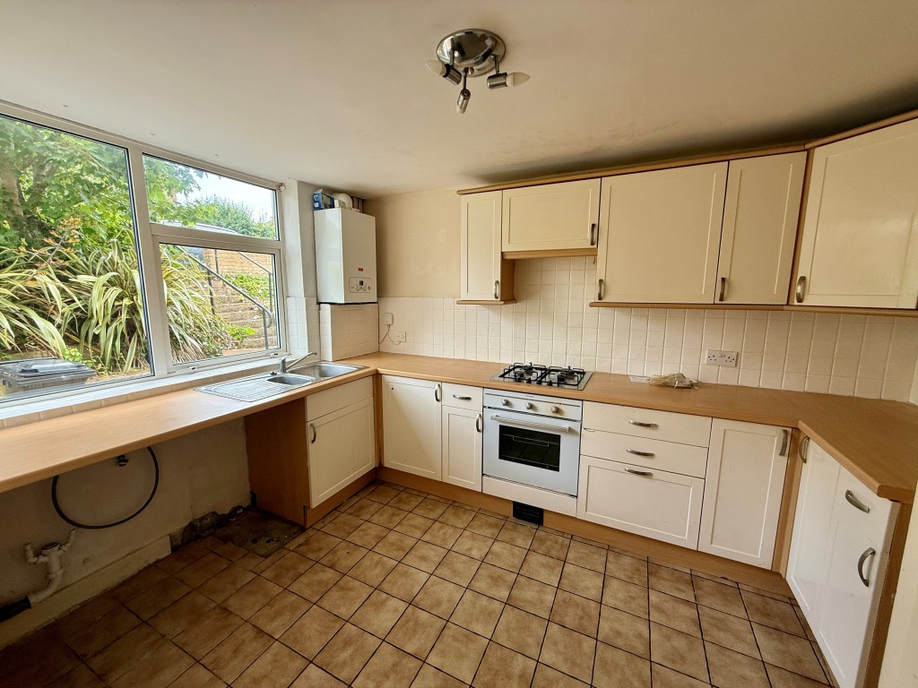 Lot: 127 - THREE-BEDROOM HOUSE FOR IMPROVEMENT - Kitchen